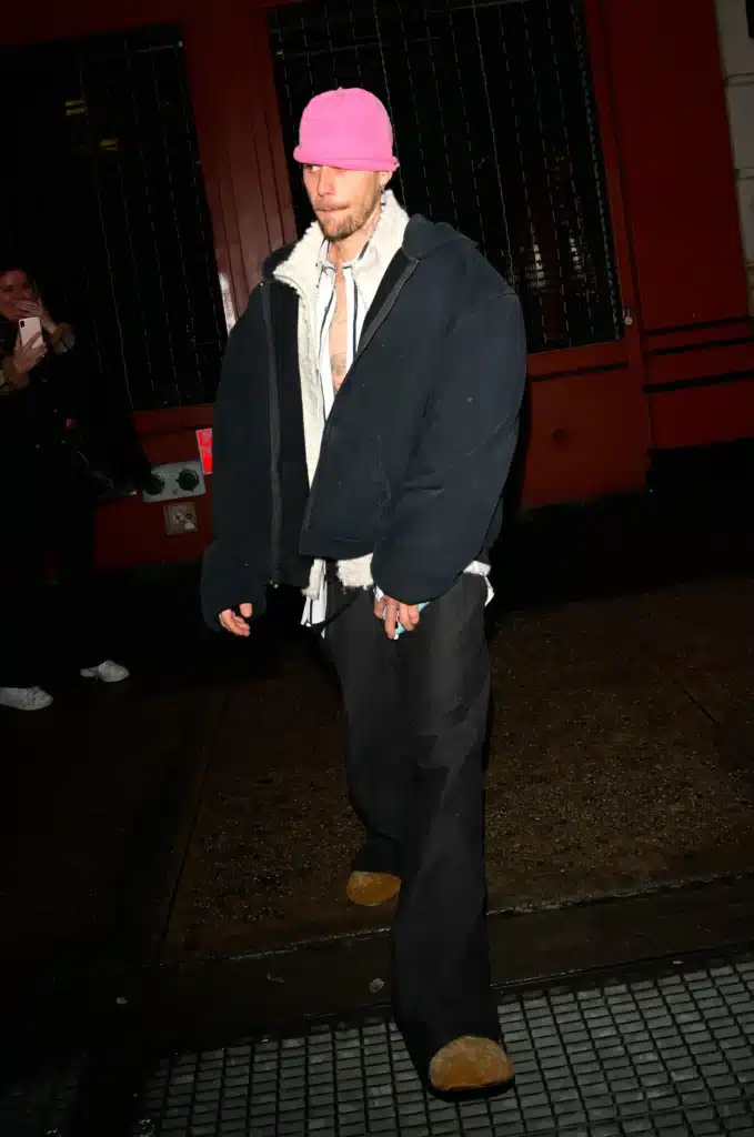Justin Bieber wearing a pink Skylrk hat